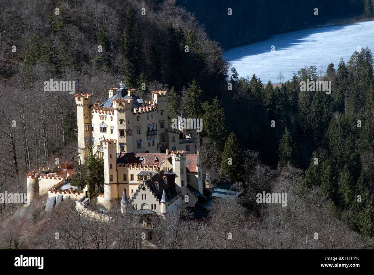 Castello sulla collina con lago ghiacciato in background - Castello di Hohenschwangau Foto Stock