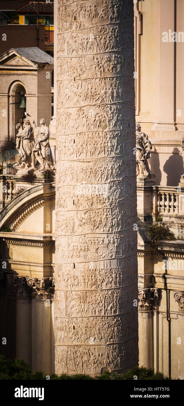 Roma, Italia. Dettaglio della Colonna di Traiano, risalente al secondo secolo D.C. e che commemora l'imperatore della vittoria nella guerra dei Daci. Si tratta di circa 38 m Foto Stock