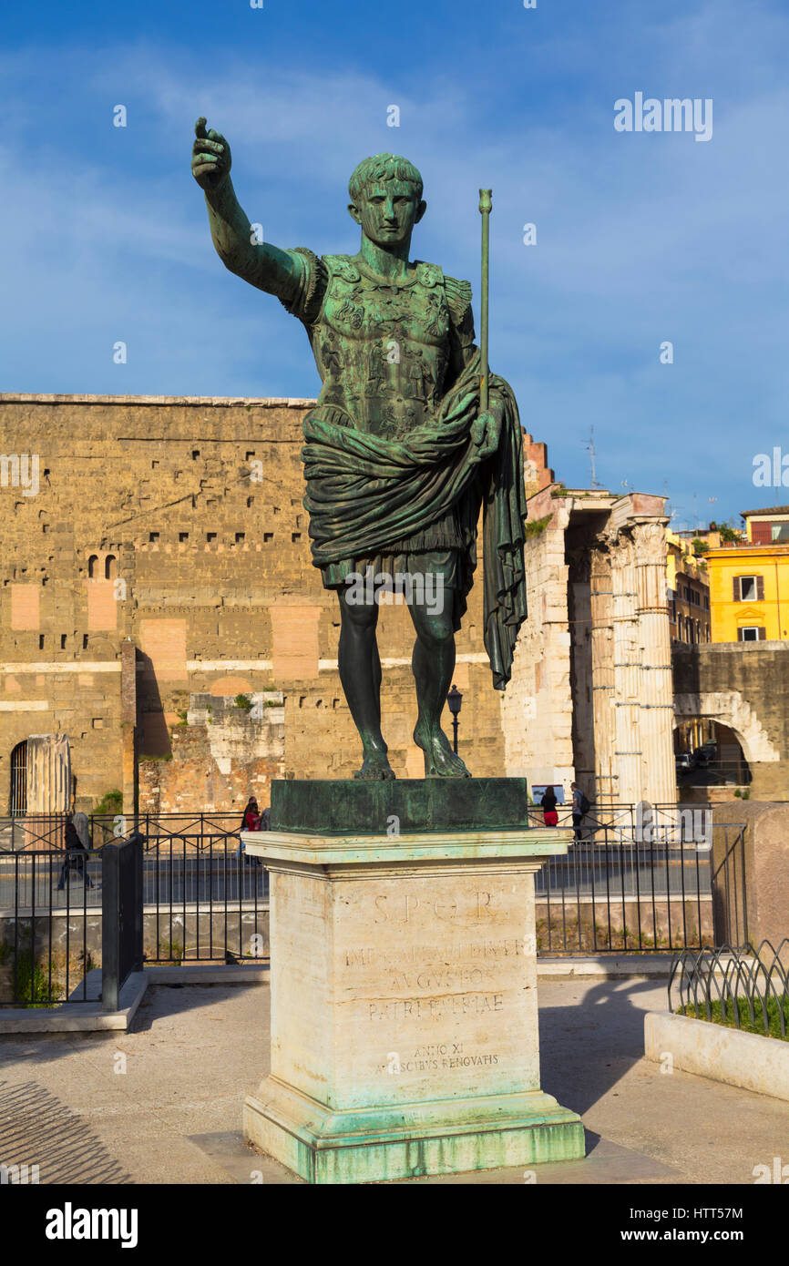 Roma, Italia. La statua dell'Imperatore Augusto con il Foro di Traiano dietro. Foto Stock
