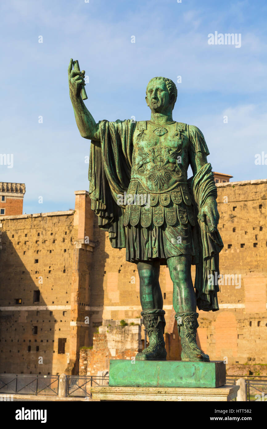 Roma, Italia. Statua di imperatore Nerva con il Foro di Traiano dietro. Foto Stock