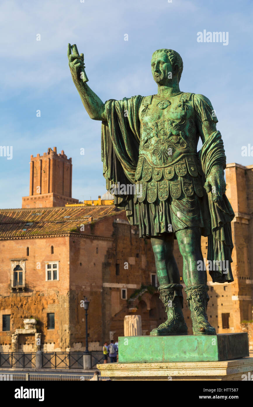 Roma, Italia. Statua di imperatore Nerva con il Foro di Traiano dietro. Foto Stock