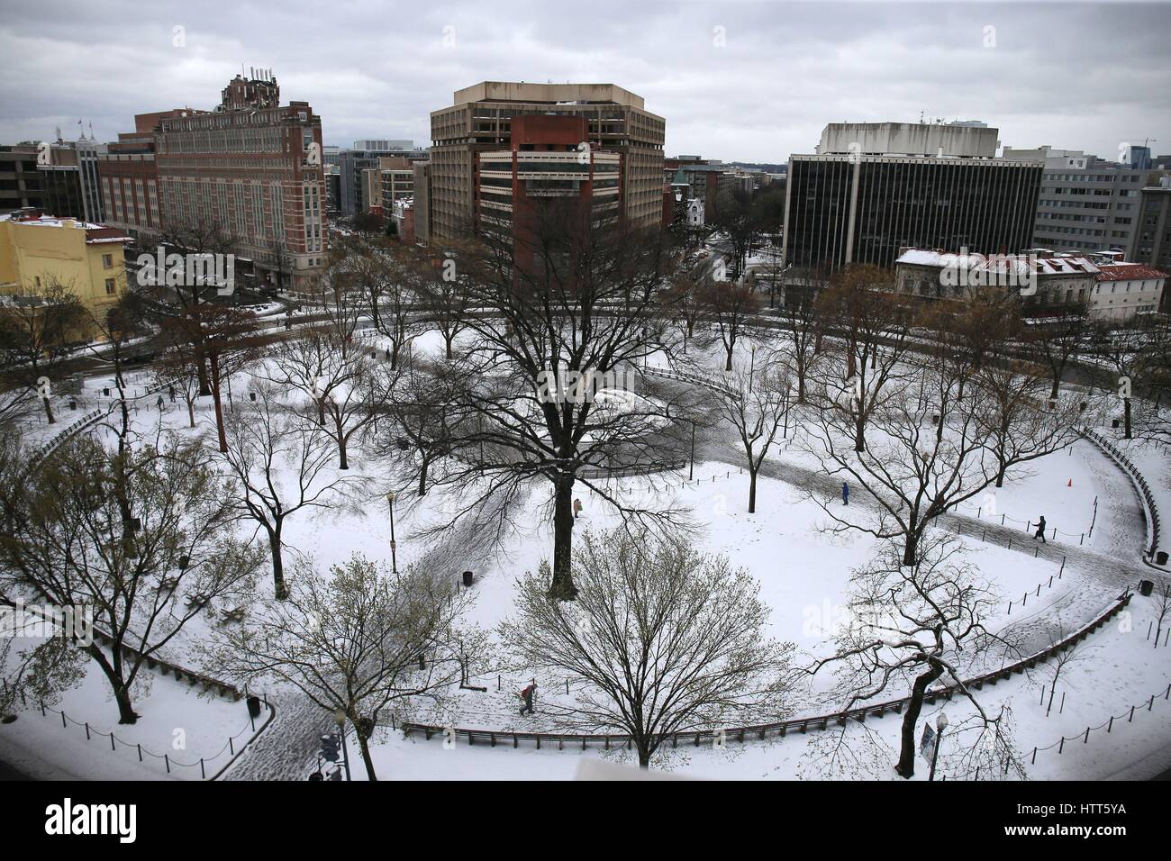 Persone che camminano in Dupont Circle in Washington, Stati Uniti d'America come una tempesta dovrebbe scendere più di un piede di neve ha demolito il nord-est degli Stati Uniti, tanto paralizzante del Washington-per-Boston corridoio. Foto Stock