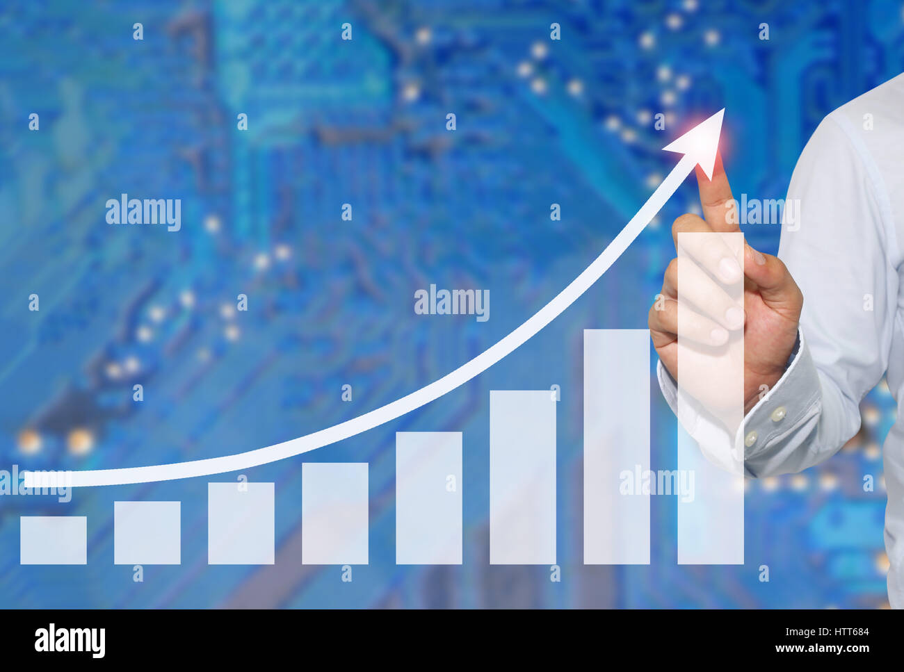 Imprenditore a toccare nel picco di attività grafico su abstract di sfocatura di sfondo elettronico,concetto simboli finanziari provenienti il successo e la redditività. Foto Stock