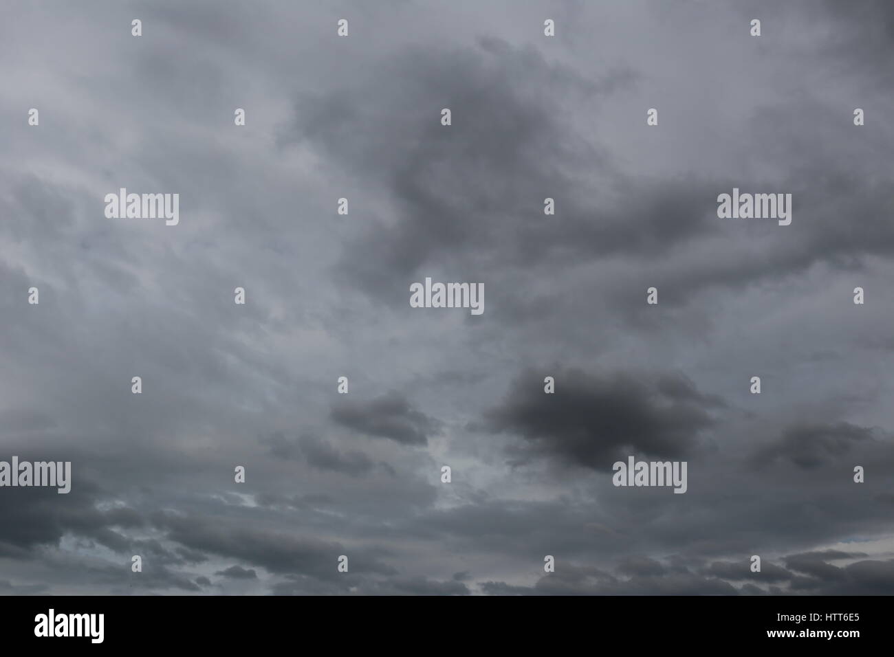 Cielo nuvoloso di pioggia nuvole formando nel cielo in concetto di clima,le cattive condizioni meteo nelle ore diurne. Foto Stock