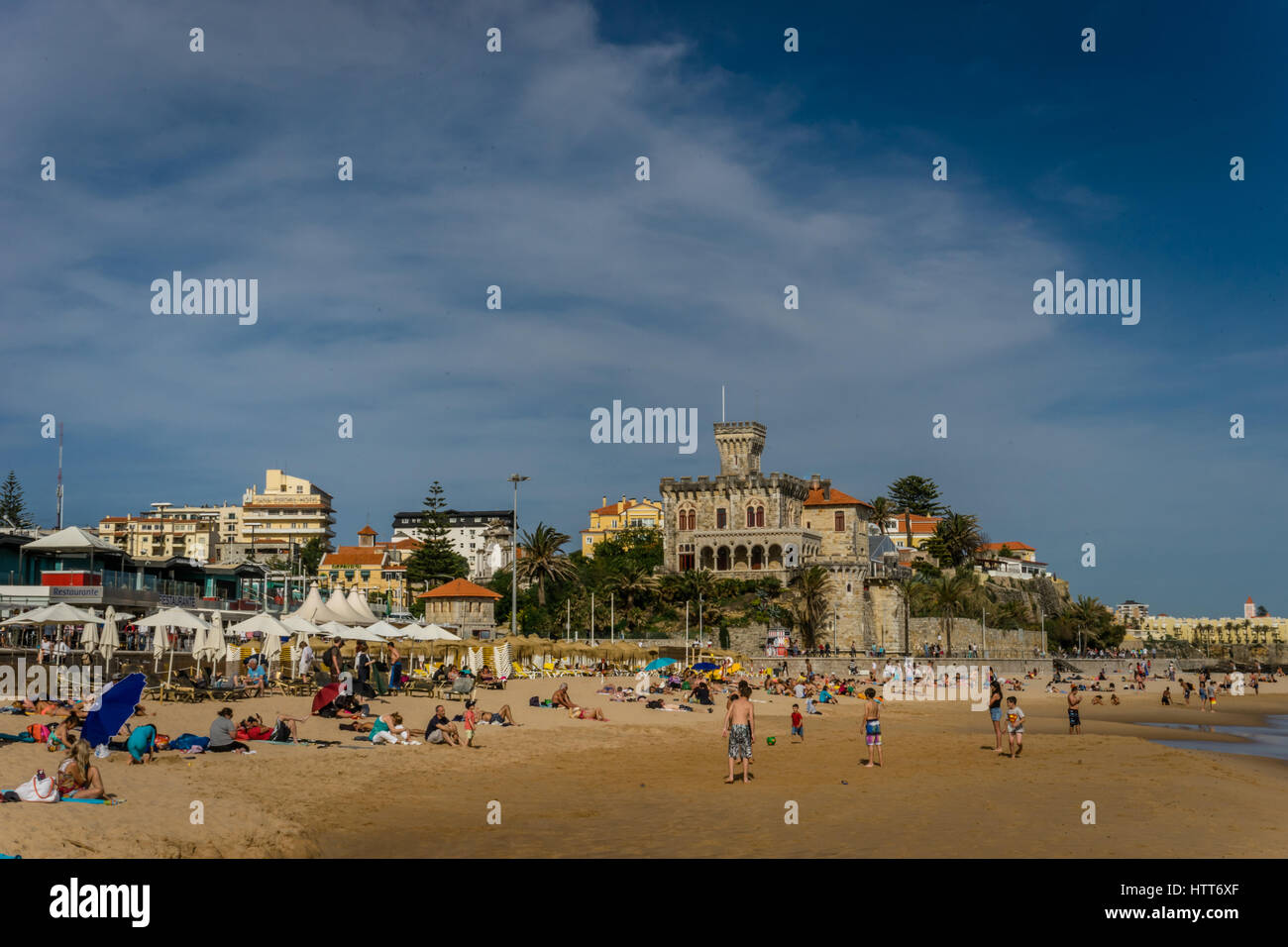 Estoril, una spiaggia costiera città facilmente raggiungibile di Lisbona, Portogallo Foto Stock