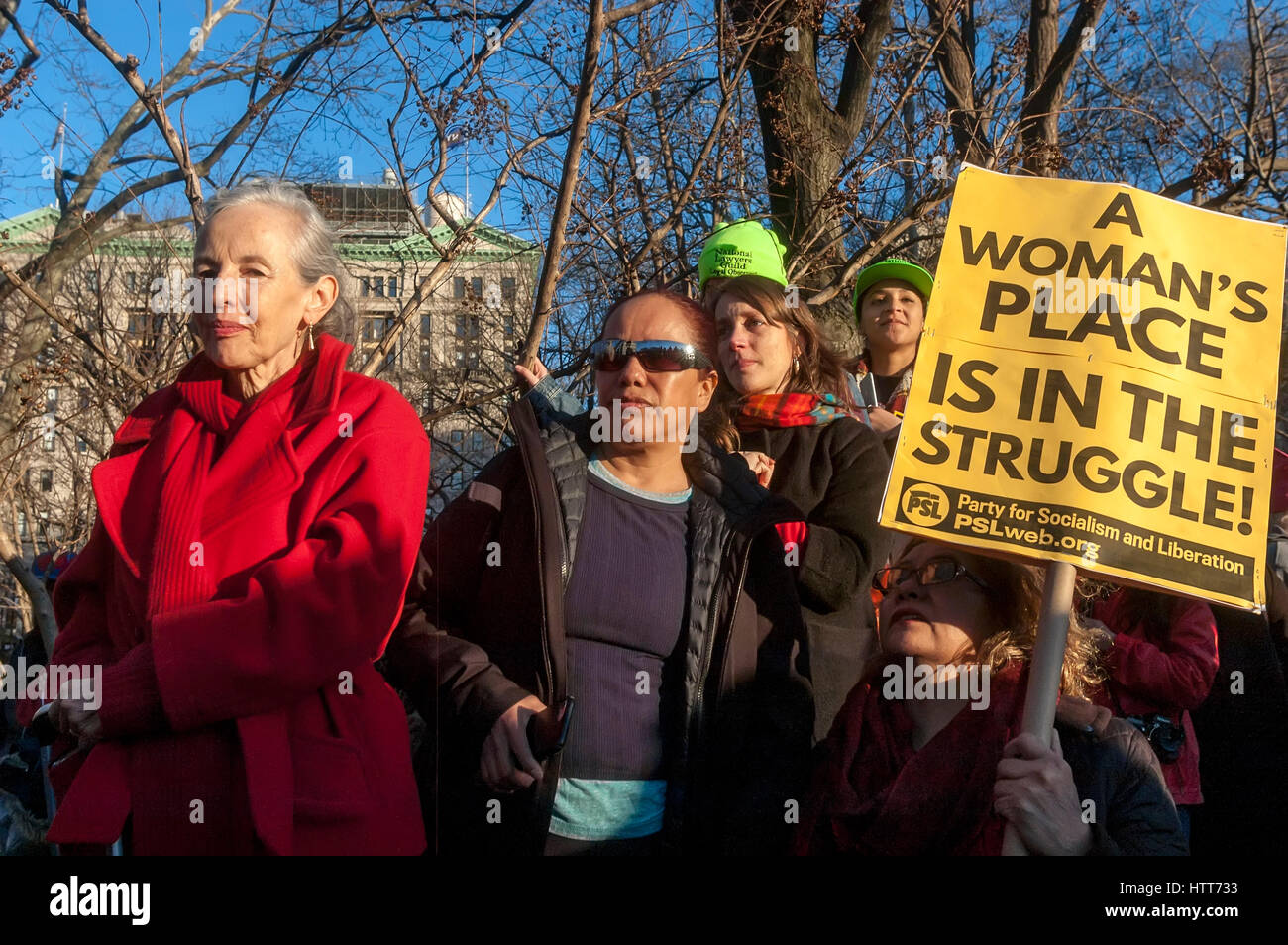 New York, Stati Uniti d'America 8 Marzo 2017 - Donne segnato la Giornata internazionale della donna - un giorno senza una donna con un rally in Washington Square Park seguita da un mese di marzo. Molte le donne indossavano rosso e ha preso la giornata come uno sciopero generale. ©Stacy Rosenstock Walsh/Alamy Live News Foto Stock