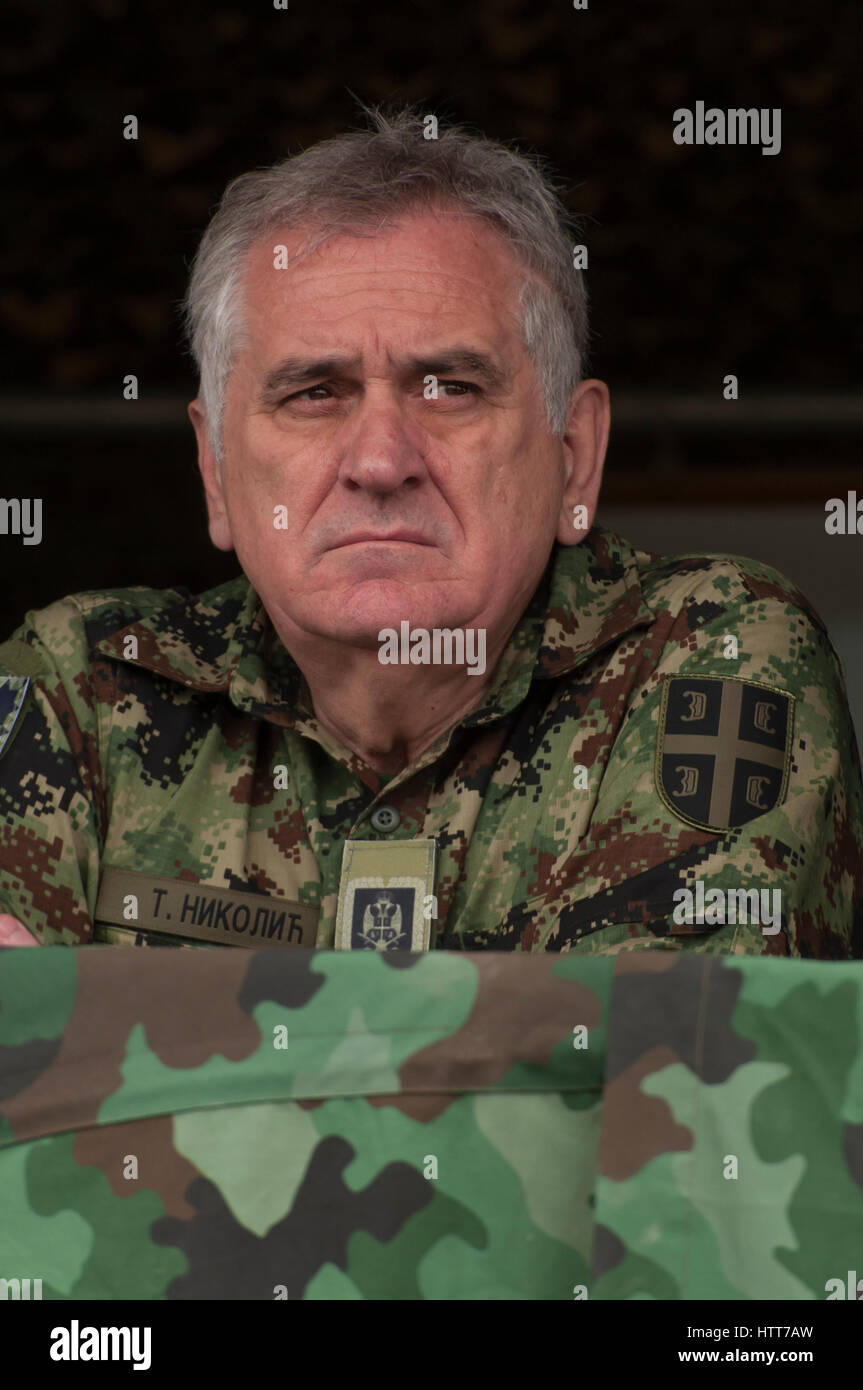 FILE (foto: giugno 2013) Il Presidente della Repubblica di Serbia Tomislav Nikolic in mimetizzata uniforme militare serbo orologi Forze Armate manovre Foto Stock
