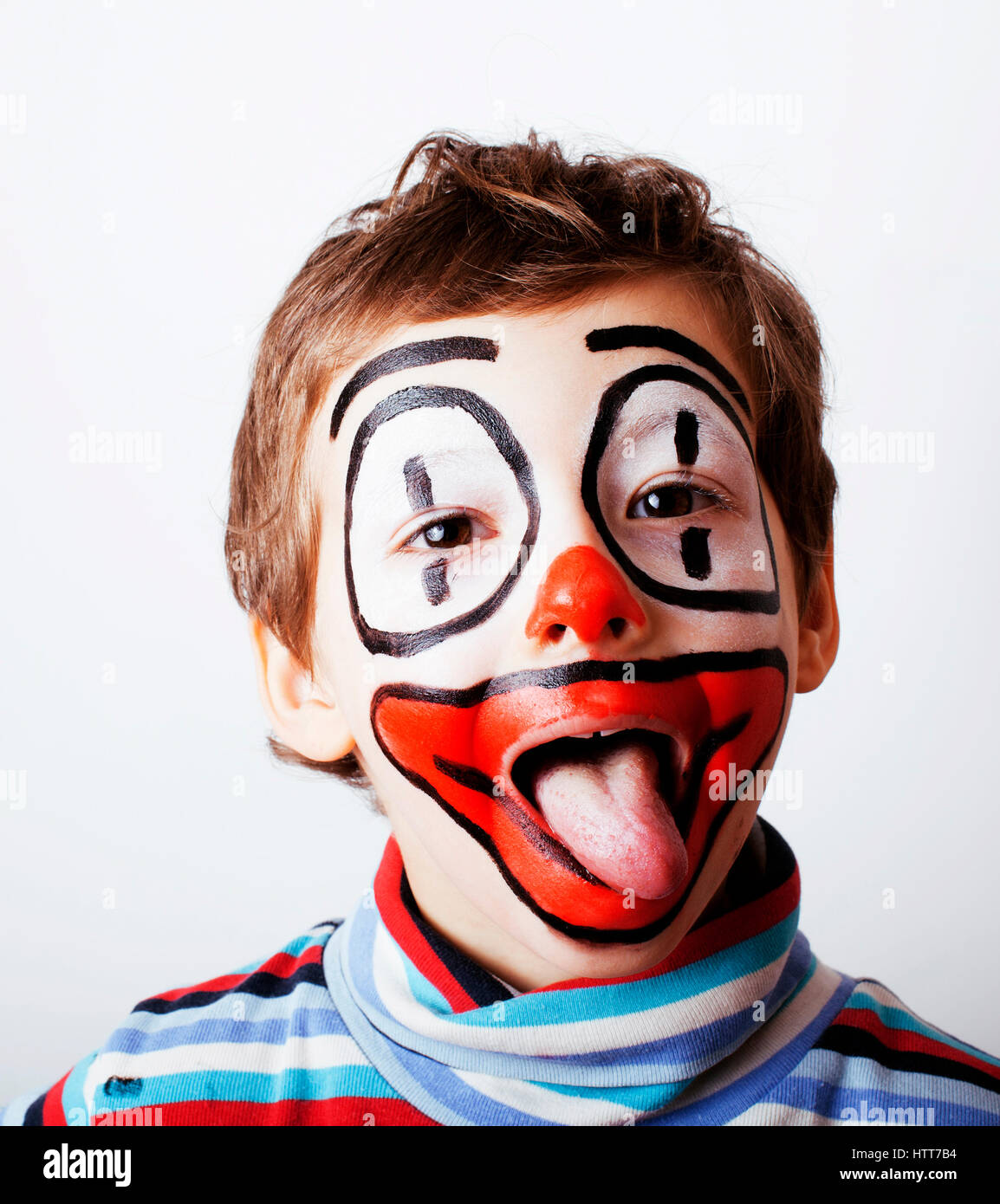 Poco carino ragazzo con facepaint come clown, pantomimic expression Foto Stock