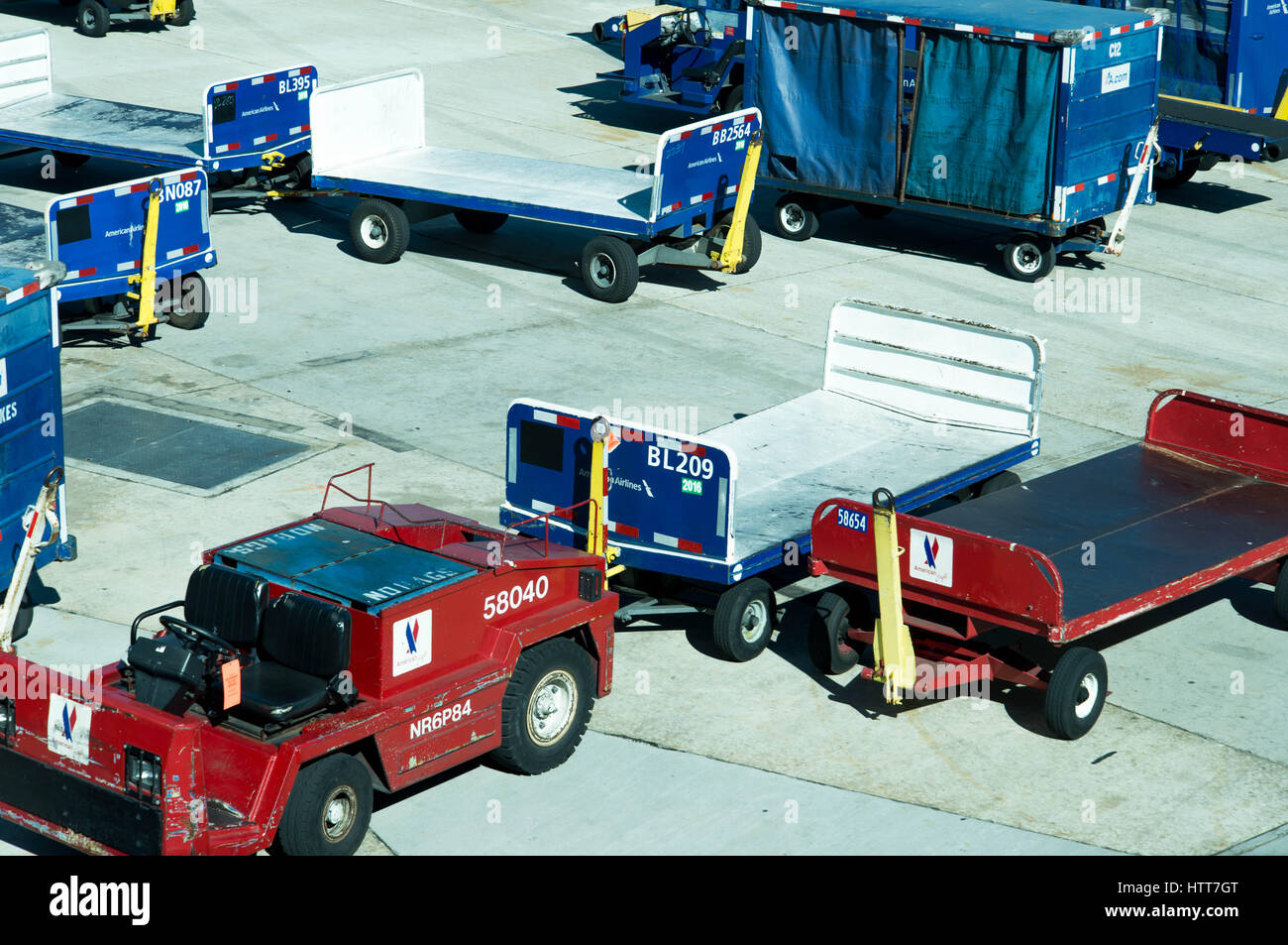 Carrelli per bagagli sulla rampa airside a San Antonio Airport Foto Stock