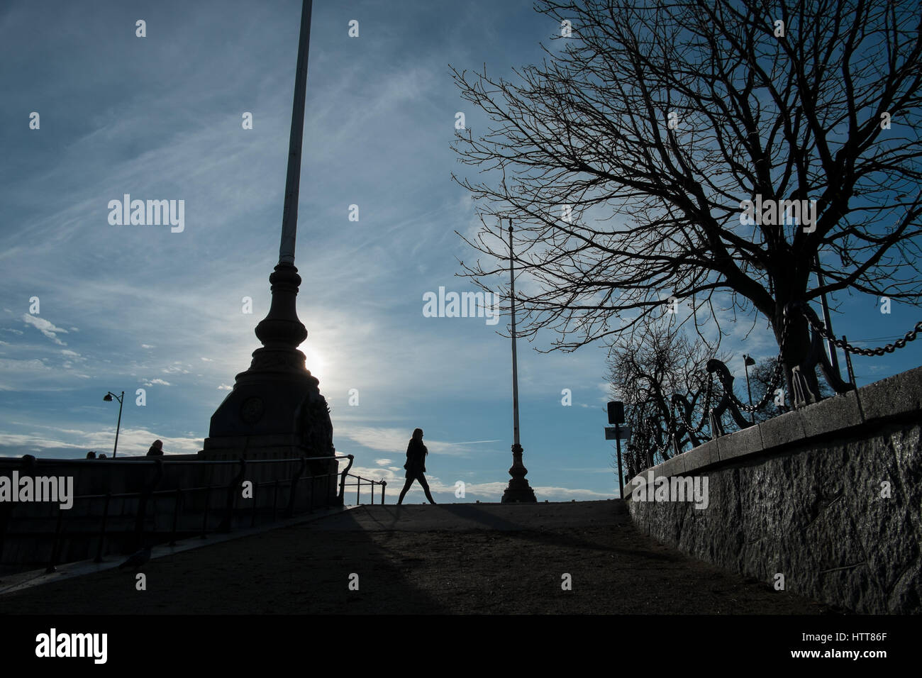 Il camminatore solitario a Dronning Louises Bro, ("i Laghi'), Copenhagen, Danimarca Foto Stock