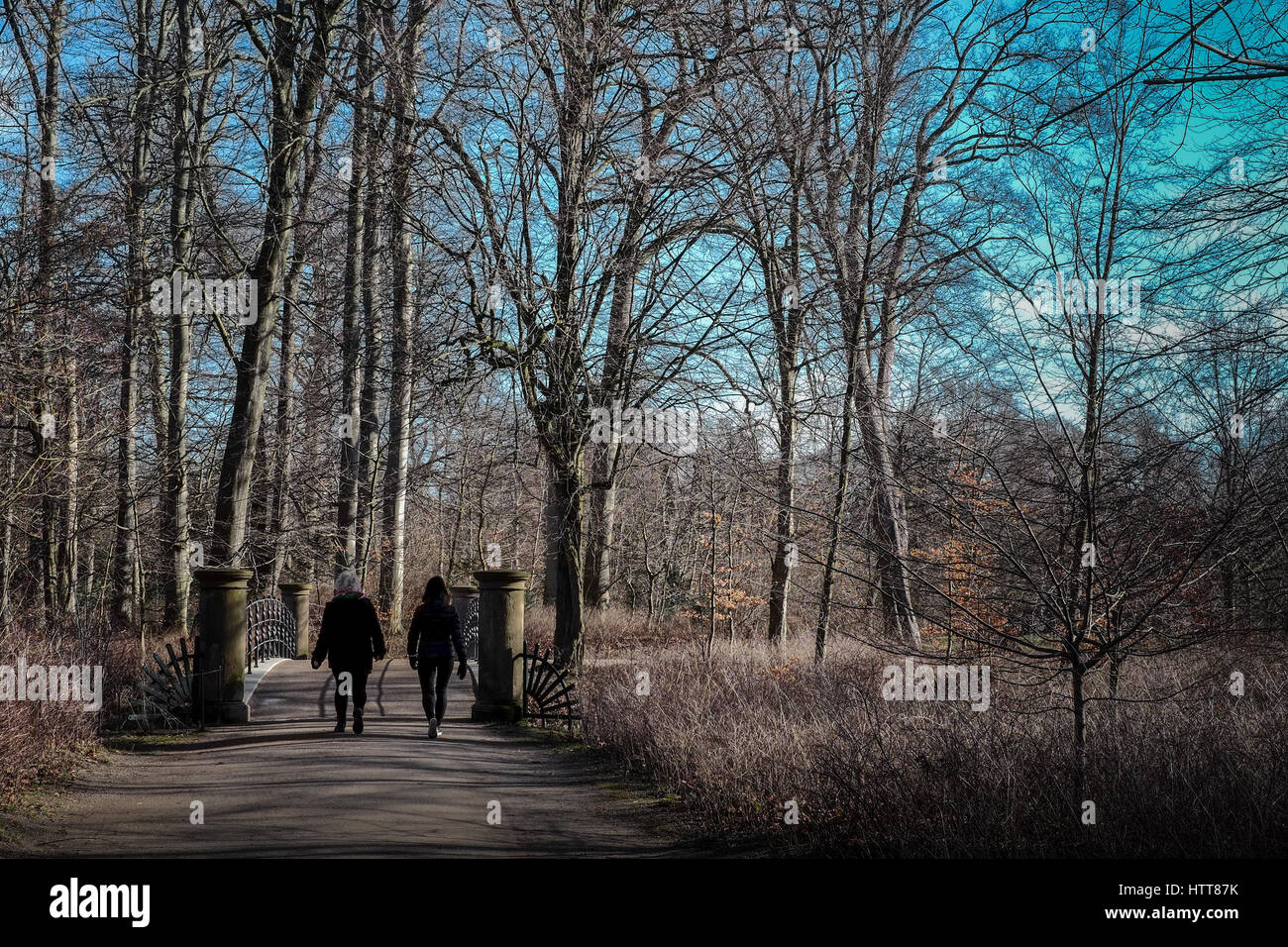 Passeggiata invernale, matura in giardini di Frederiksberg, Copenaghen, Danimarca Foto Stock