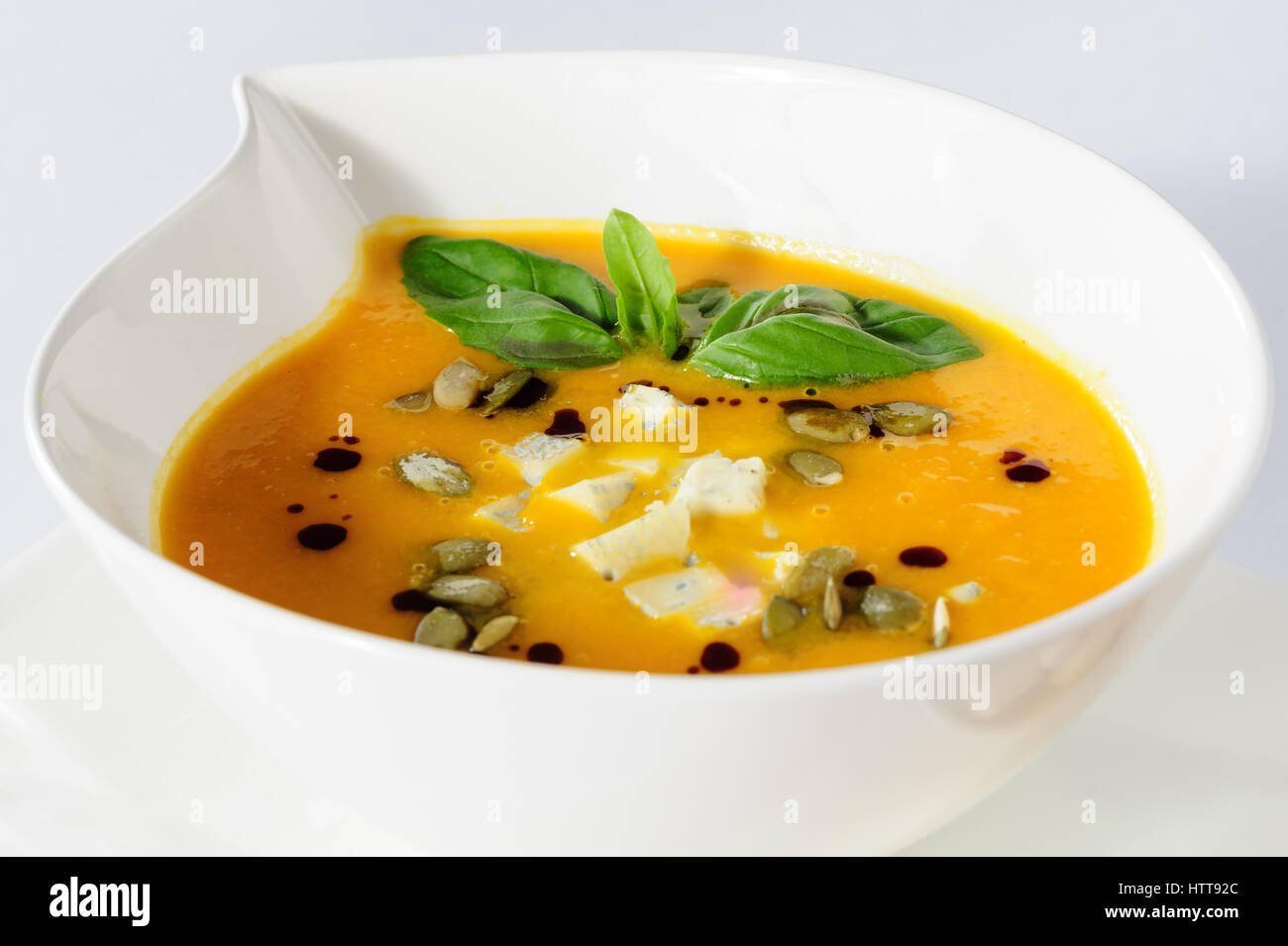 La zucca e la zuppa con la panna e i semi di zucca Foto Stock