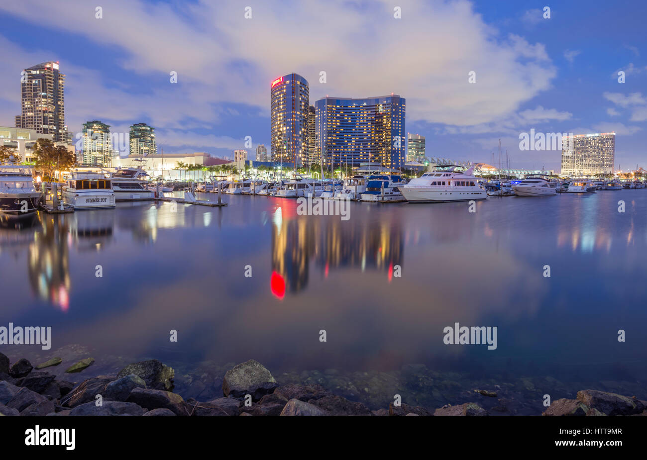 Embarcadero Marina, barche ed edifici in una sera d'inverno. San Diego, California. Foto Stock