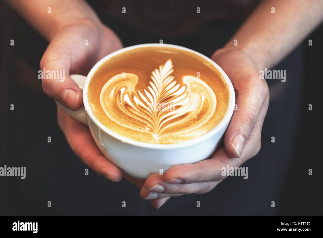 Tazza di caffè. Latte art realizzati da barista focus nel latte e caffè. Colore vintage Foto Stock
