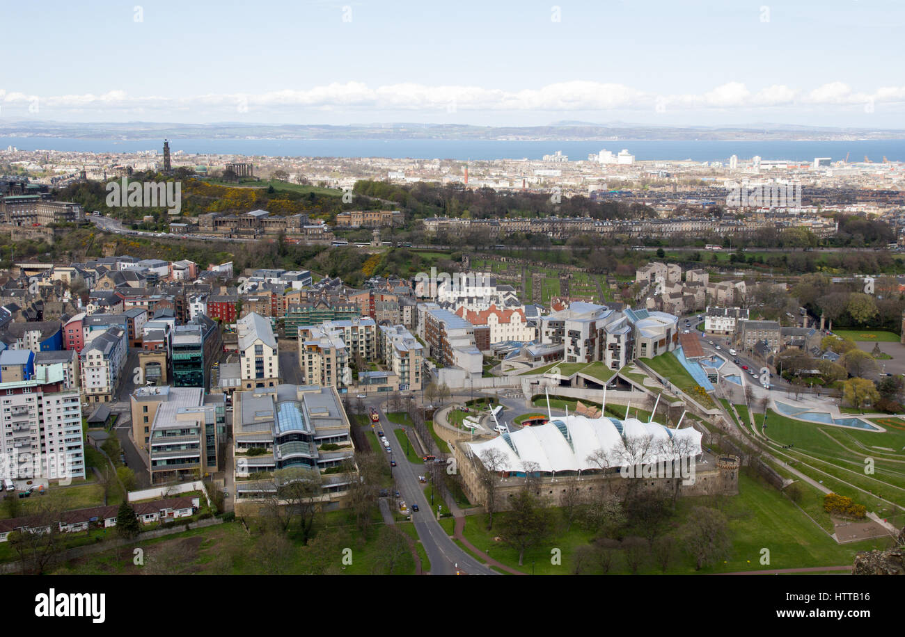 Vista del parlamento scozzese prese da Salisbury Crags Foto Stock