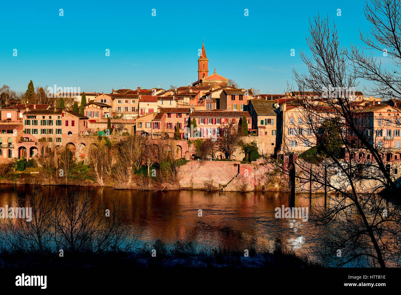 Una vista del fiume Tarn come passa attraverso Albi, in Francia, con il quartiere Madeleine sulla destra evidenziando la Chiesa di Madeleine al di sopra del br Foto Stock