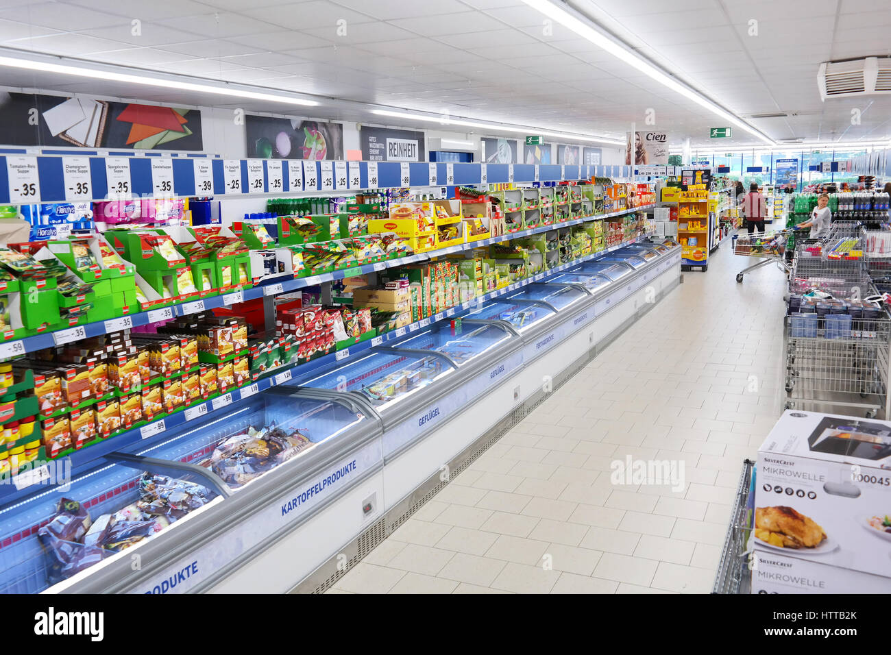 Interno con sezione congelatrice di Lidl supermercato discount Foto stock -  Alamy