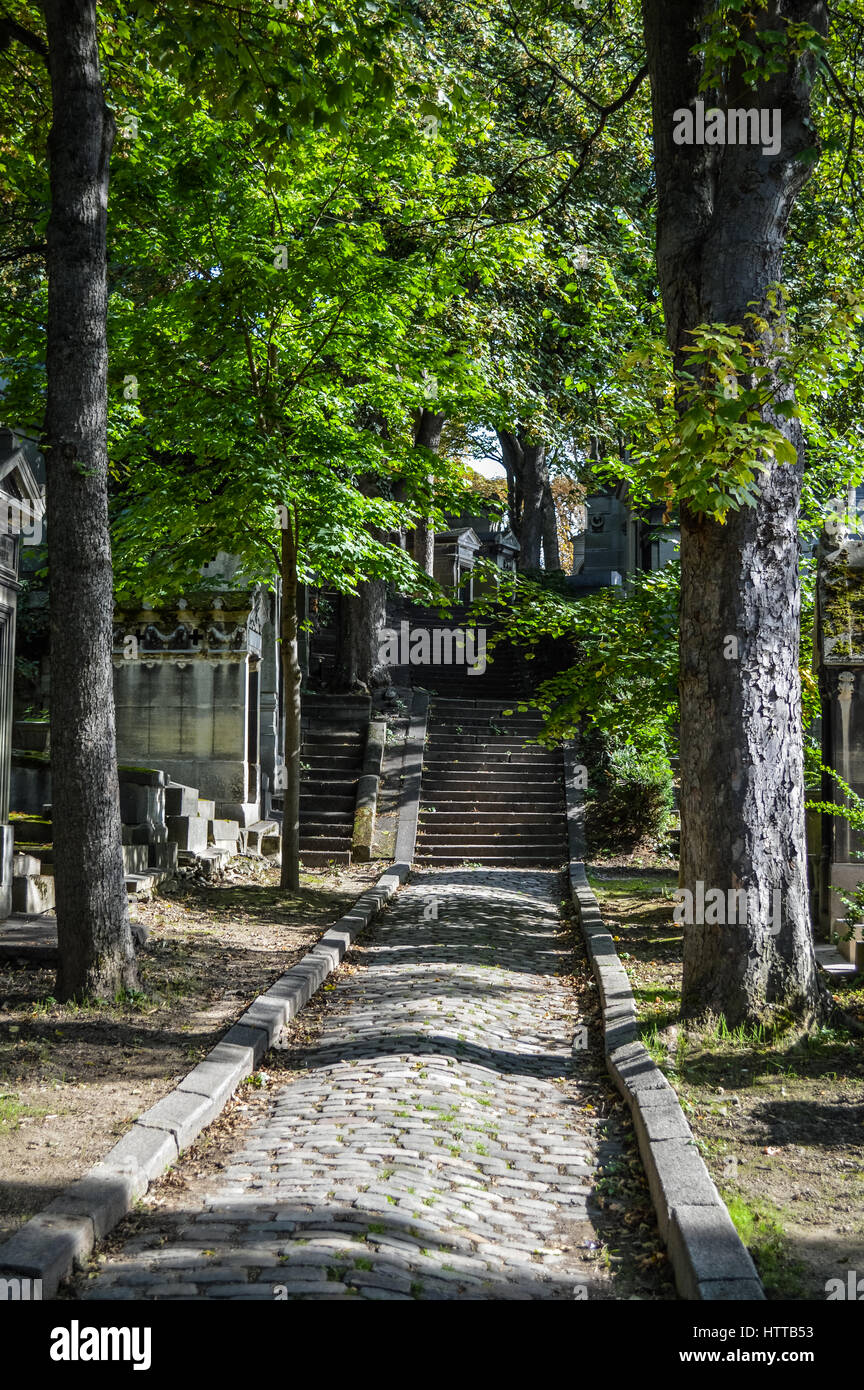 Vicolo vista del cimitero di Pere Lachaise di Parigi, Francia Foto Stock