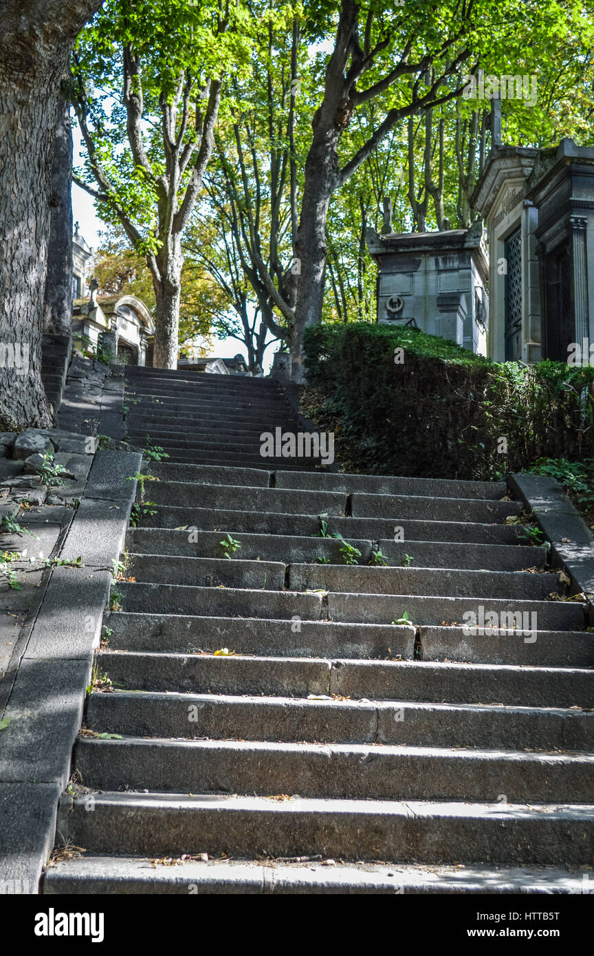 Vista scala nel cimitero di Pere Lachaise di Parigi, Francia Foto Stock