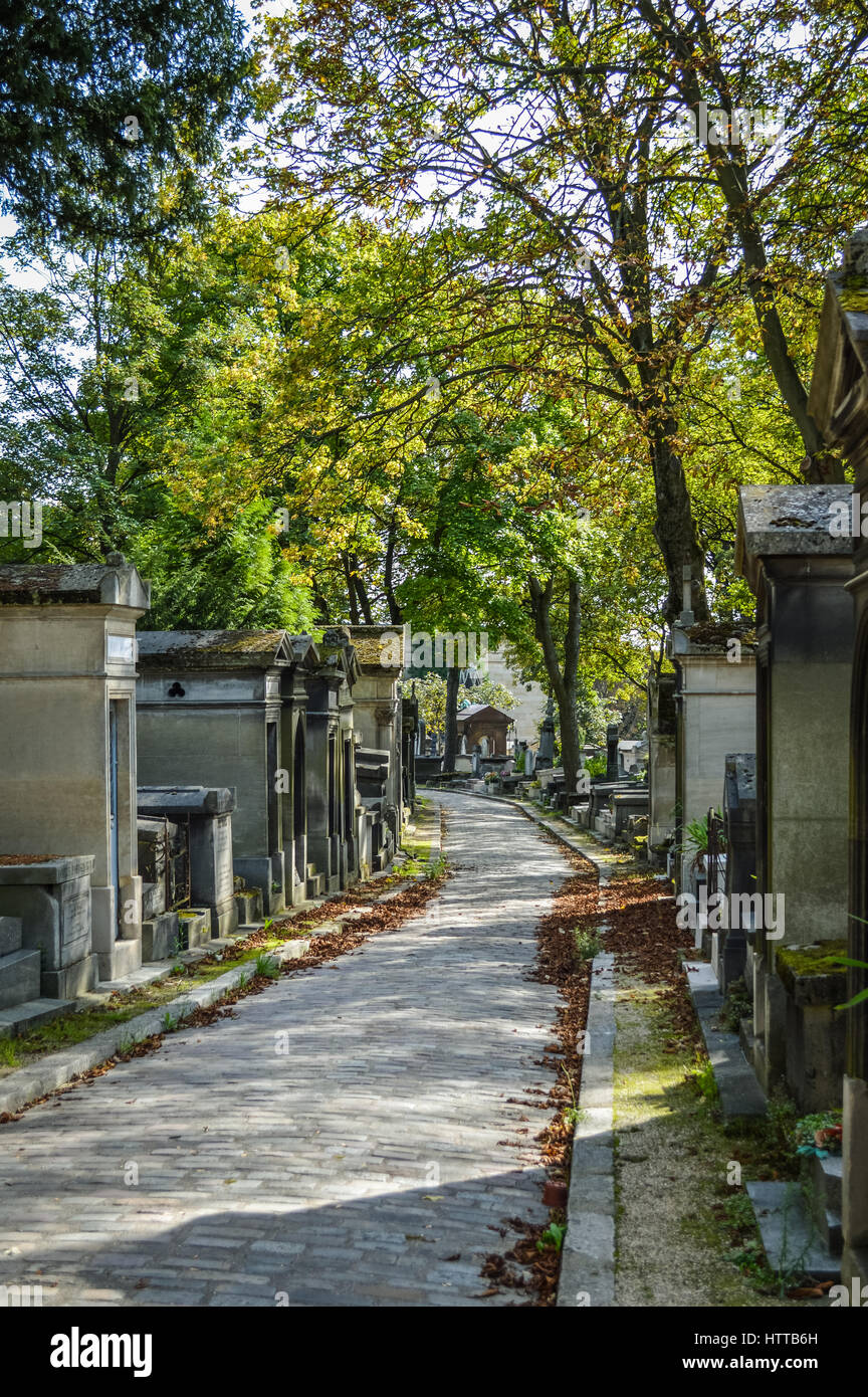 Vicolo vista del cimitero di Pere Lachaise di Parigi, Francia Foto Stock