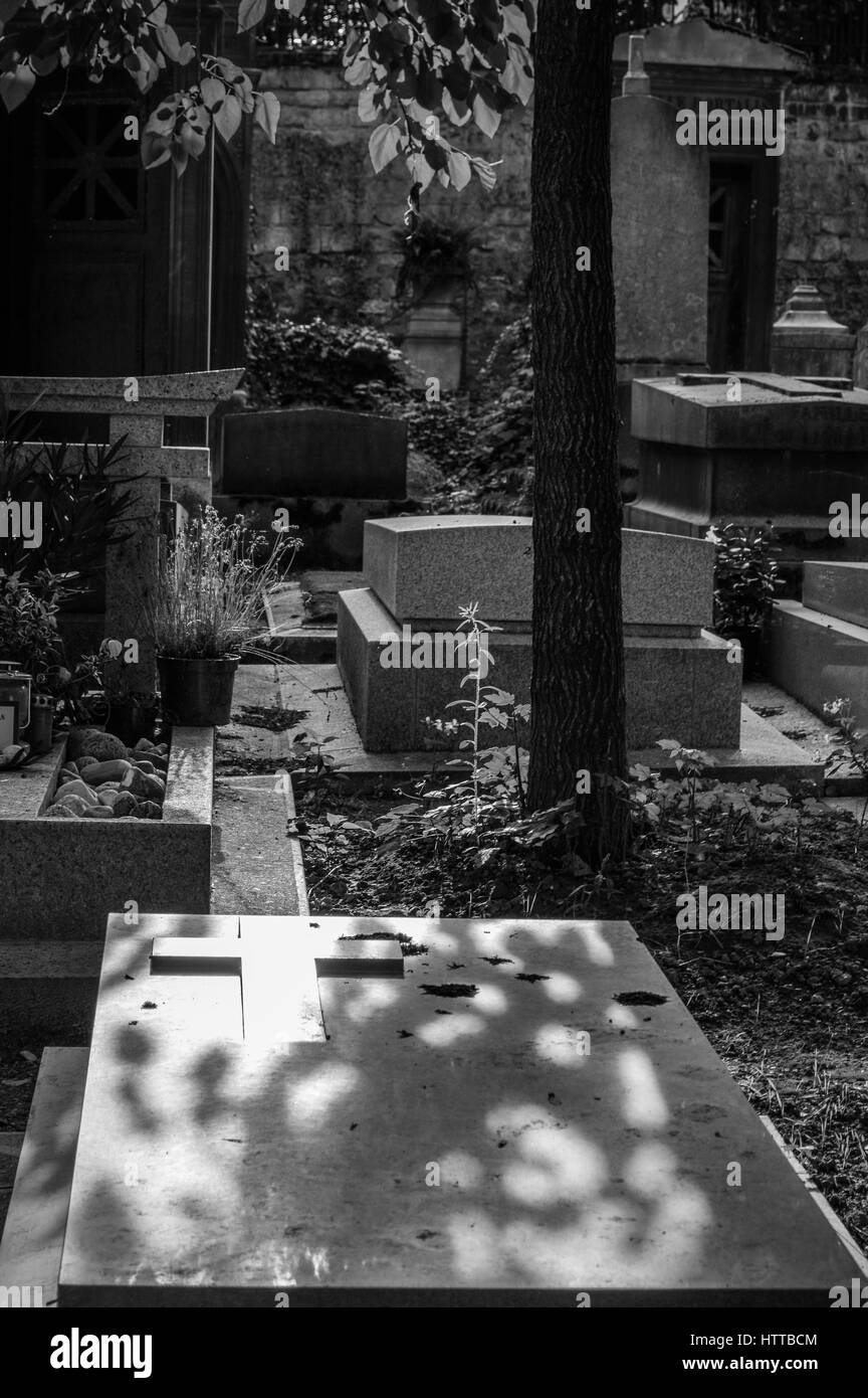 Tombe e croci nel cimitero di Pere Lachaise di Parigi in bianco e nero Foto Stock
