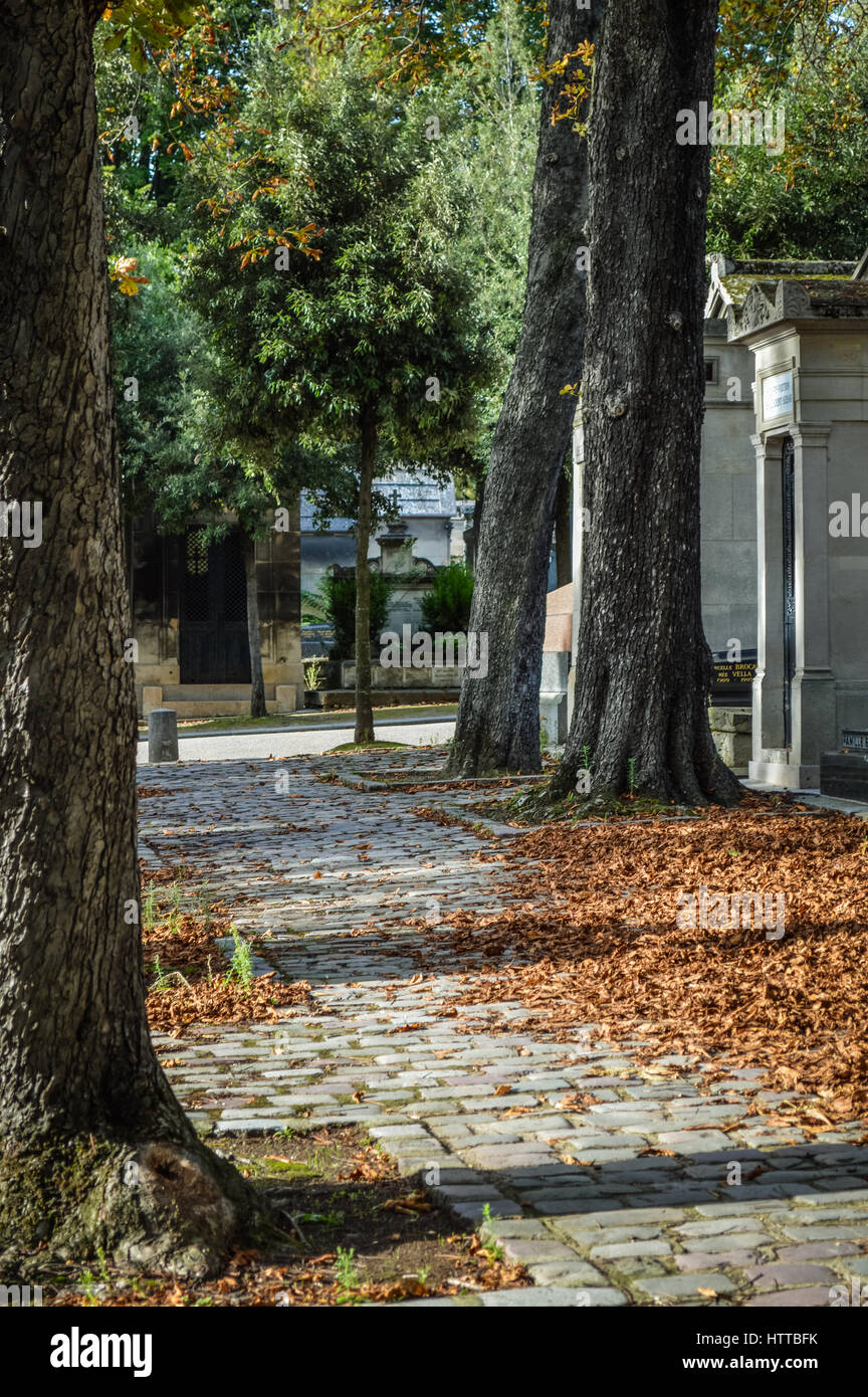 Vicolo vista del cimitero di Pere Lachaise di Parigi, Francia Foto Stock