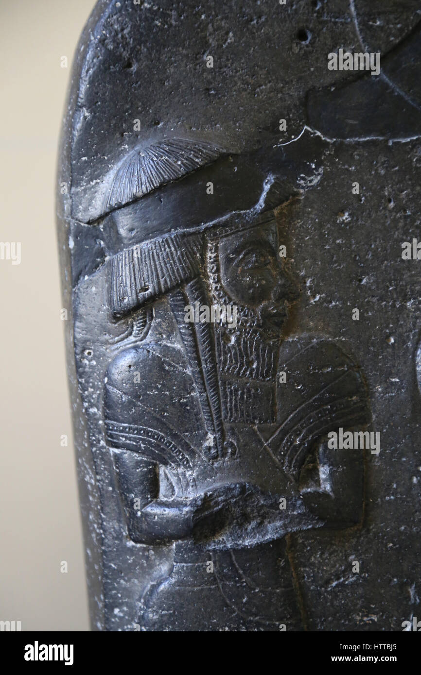 Stele babilonese usurpato dal re Elamite. Dettaglio: Monarch. Basalto. Xii secolo A.C. Da Susa. Mesopotamia. L'Iraq. Il museo del Louvre. Foto Stock