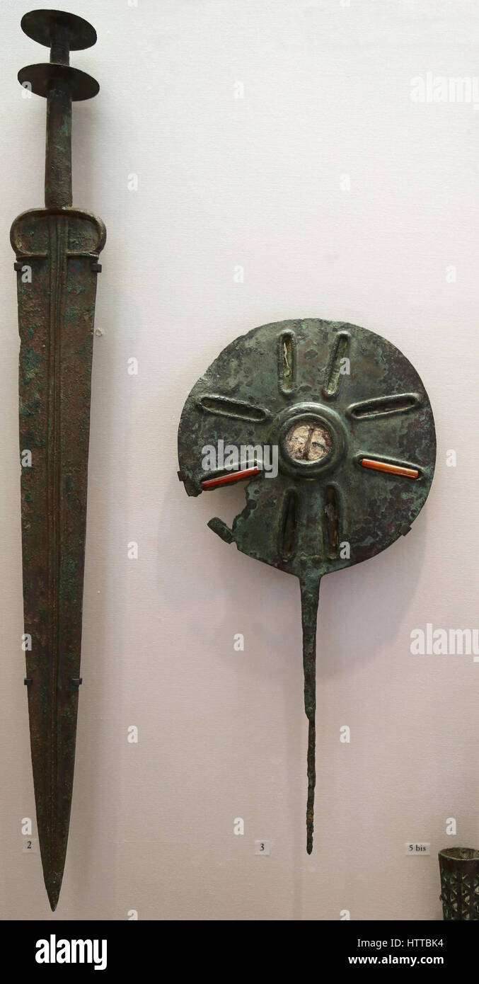 A nord di Iran. Età del ferro I e II. Xiv -6° BCE. Spada (bronzo). Disco decorato con iscrizioni (bronzo e corniola) Talish (?). Museo del Louvre Foto Stock