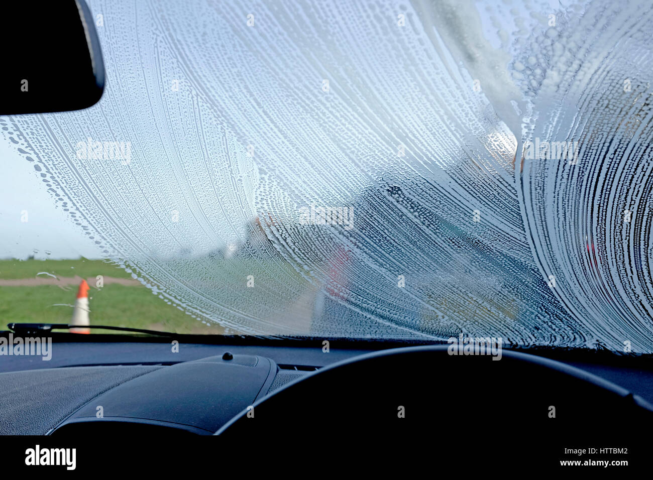 Parabrezza di un auto viene lavato Foto Stock
