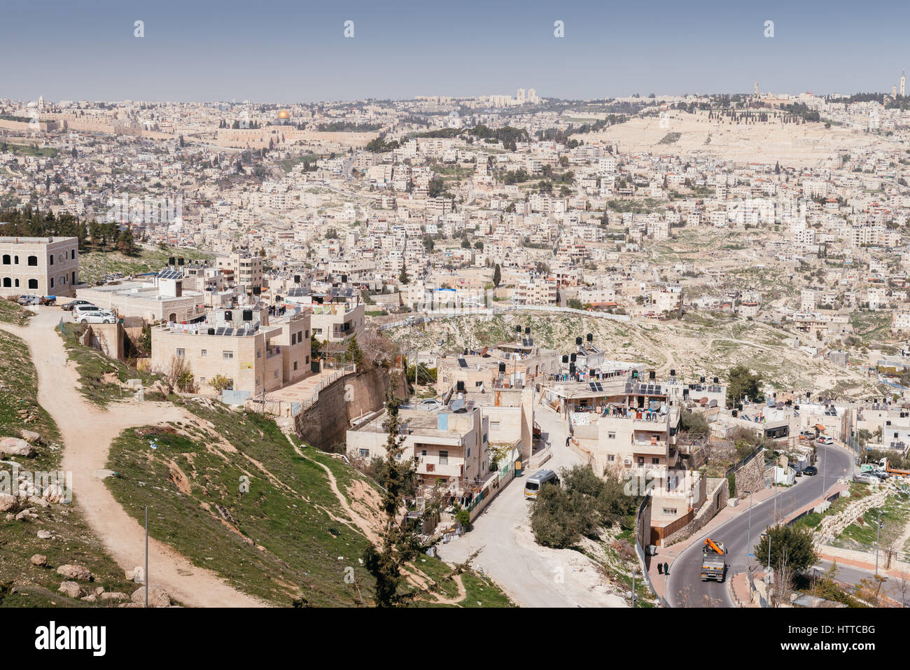 Una vista di Gerusalemme dalla 'Armon Hanatziv' (alta Commisioners' Palace) lungomare. La cupola dorata può essere visto nel mezzo Foto Stock