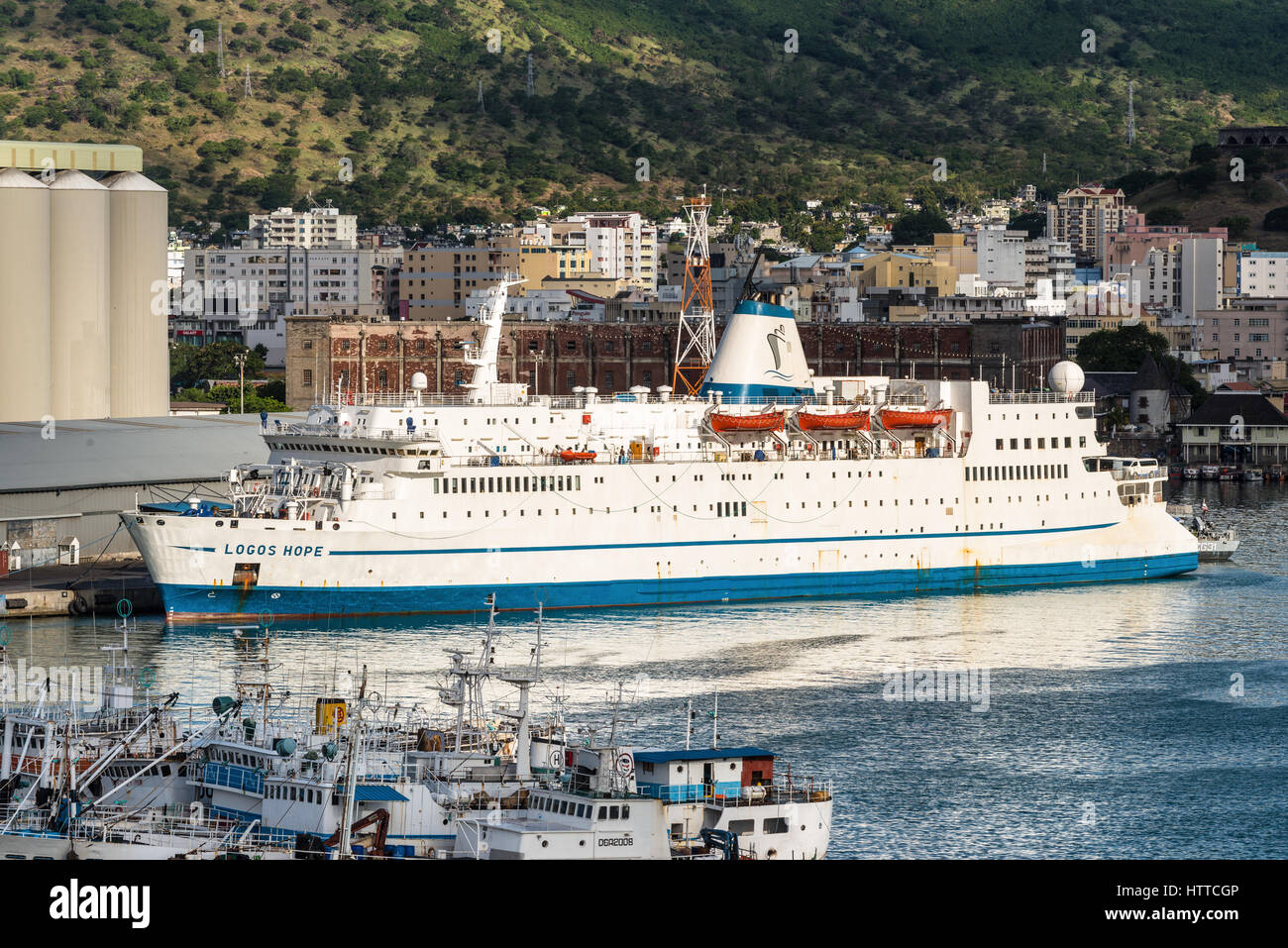 Port Louis, Mauritius - Dicembre 12, 2015: logo MV speranza nave attraccata a Port Louis, Mauritius. Le navi da pesca in primo piano. Foto Stock