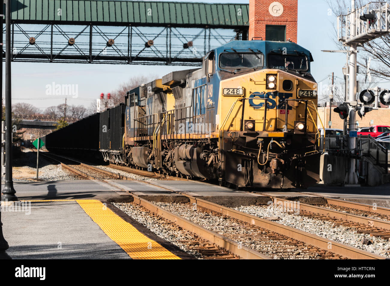 Treno CSX entrando in Gaithersburg Maryland Summit Avenue Crossing Foto Stock