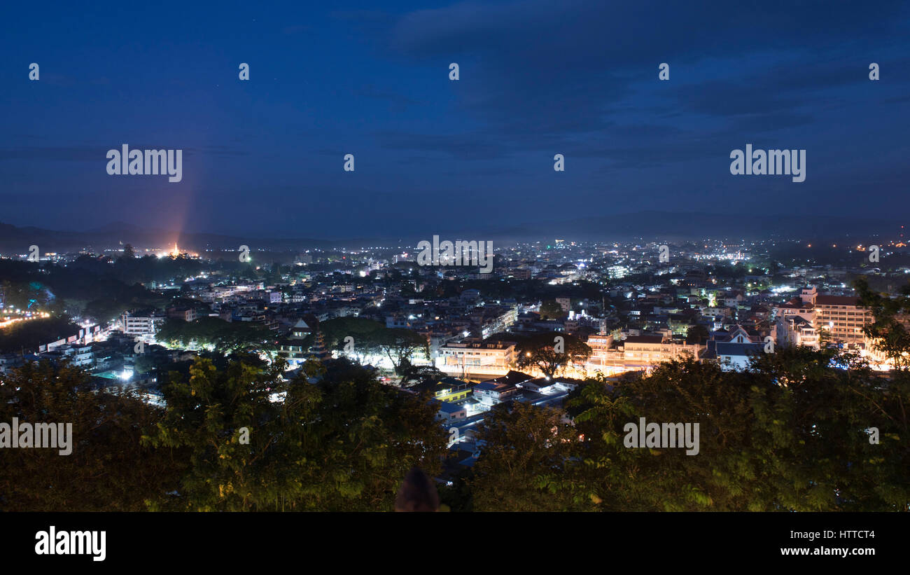 Maesai città città del Nord-Ovest in Thailandia notte cityscape. Città del Nord-Ovest per il commercio transfrontaliero di tachileik città del Myanmar ( chiangrai, Thailandia ) Foto Stock
