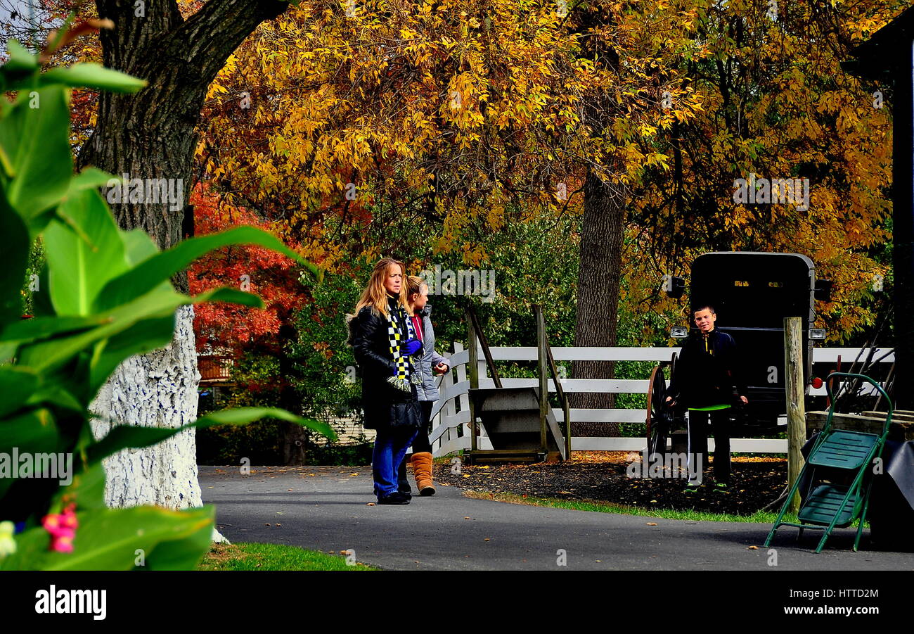 Lancaster, Pennsylvania - Ottobre 18, 2015: Famiglia visitando la fattoria Amish e la Casa Museo e colorato fogliame di autunno Foto Stock