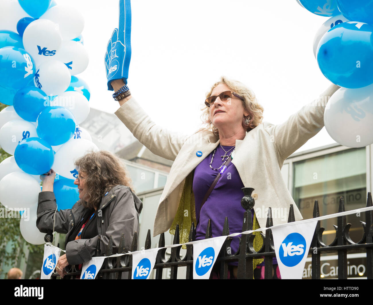 Edimburgo, Scozia, Regno Unito - 18 settembre 2014 - pubblica per esprimere il loro parere su indipendenza durante la giornata del referendum in Edinburgh Foto Stock