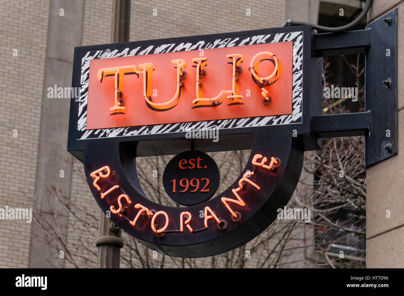 Tulio Ristorante sofisticato ristorante italiano insegna al neon nel centro di Seattle, Washington, Stati Uniti d'America Foto Stock