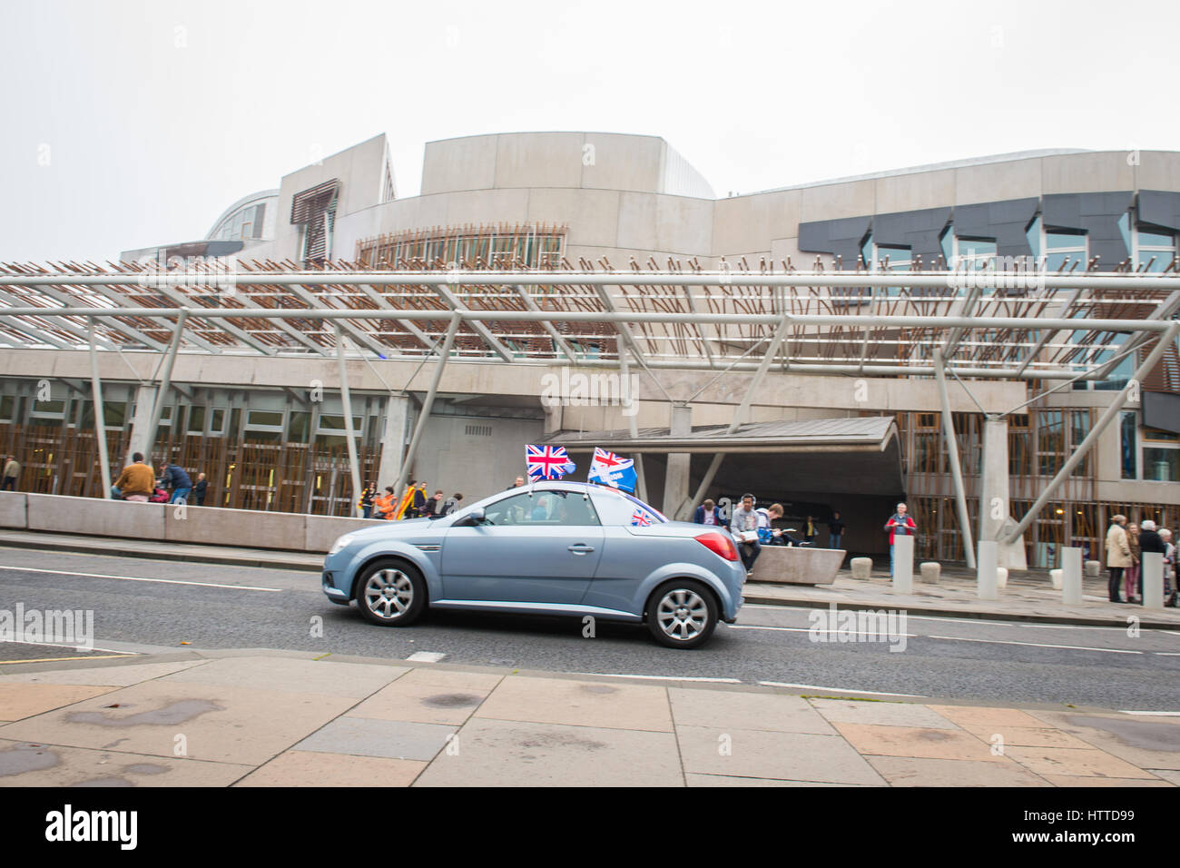 Edimburgo, Scozia, Regno Unito - 18 settembre 2014 - pubblica per esprimere il loro parere su indipendenza durante il referendum la giornata davanti a Scottish parlament Foto Stock