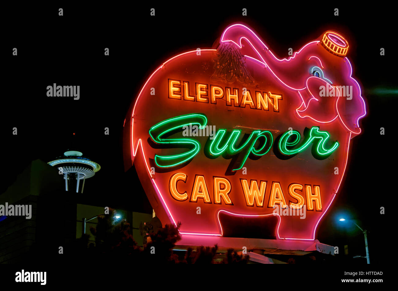 Elefante rotante Super Car Wash insegna al neon di notte con lo Space Needle nel retro nel centro cittadino di Seattle, nello stato di Washington, USA Foto Stock