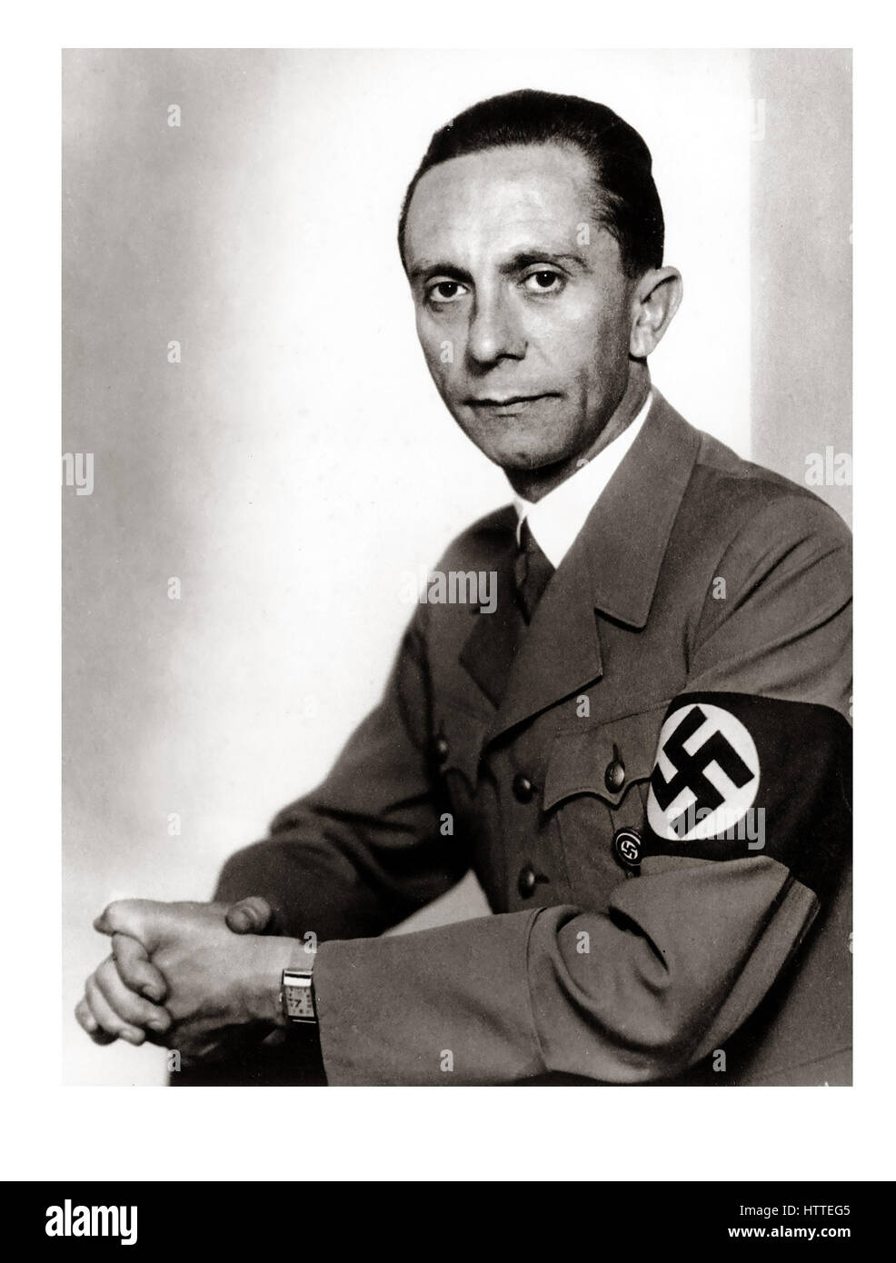 GOEBBELS 1930 ritratto del famigerato leader stratega di propaganda nazista, Joseph Goebbels indossando NSDAP uniforme militare con la fascia da braccio con la svastica Foto Stock