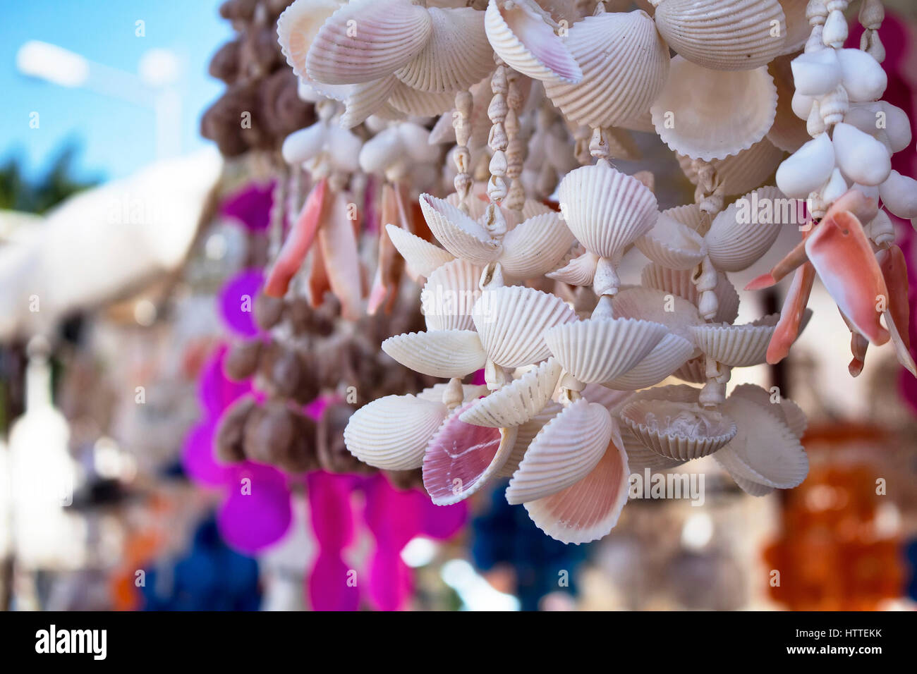 Fatte a mano scacciapensieri fatta con mussell, granchio, ostrica, conchiglie a Bodrum città della Turchia. L'immagine riflette il Mar Egeo e la cultura mediterranea e Foto Stock