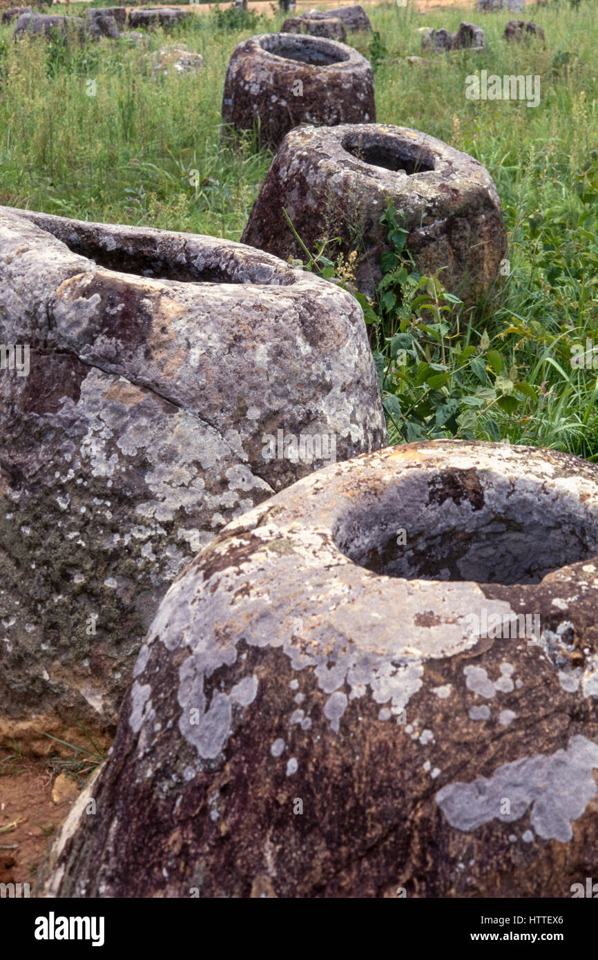 Antica urne di pietra a Thong Hai Hin sulla pianura di giare, un paesaggio segnato dai crateri di bombe e mine inesplose. Xieng Khouang Provincia, Laos Foto Stock