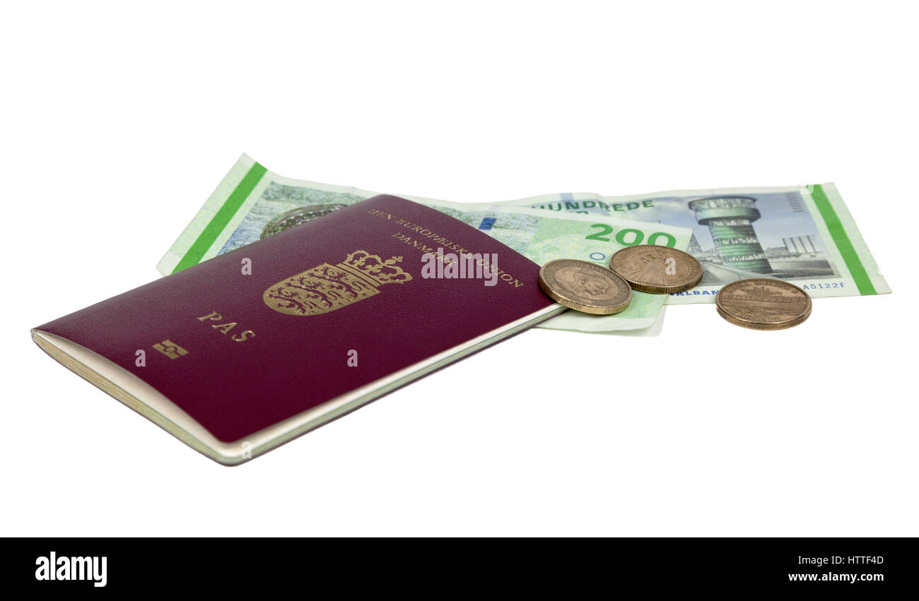 Un passaporto danese, Unione europea, soprannominato il passaporto di barbabietole, e danesi corone 20 monete e 200 kroner banconote su bianco. La Danimarca. Foto Stock