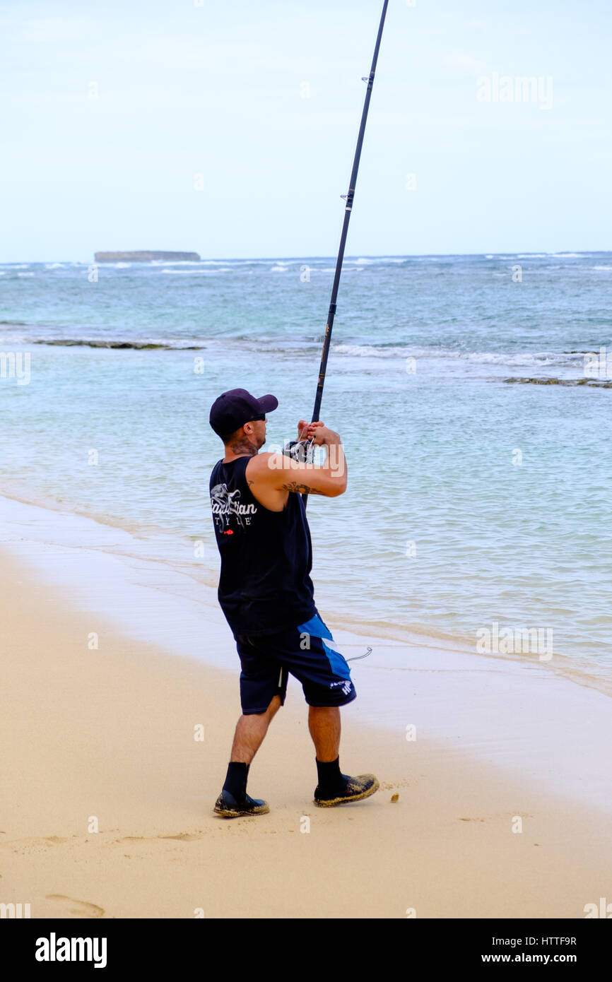 LAIE, HAWAII - Febbraio 24, 2017: pescatore Jameson Humalon compete in acqua salata in un torneo di pesca su Oahu targeting bonefish sul lato sopravento Foto Stock