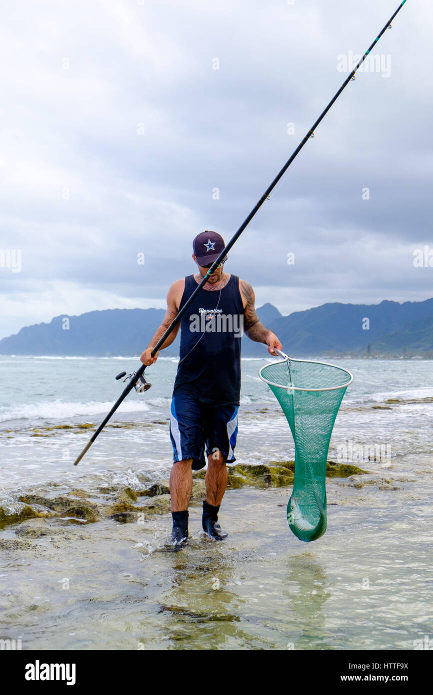 LAIE, HAWAII - Febbraio 24, 2017: pescatore Jameson Humalon compete in acqua salata in un torneo di pesca su Oahu targeting bonefish sul lato sopravento Foto Stock