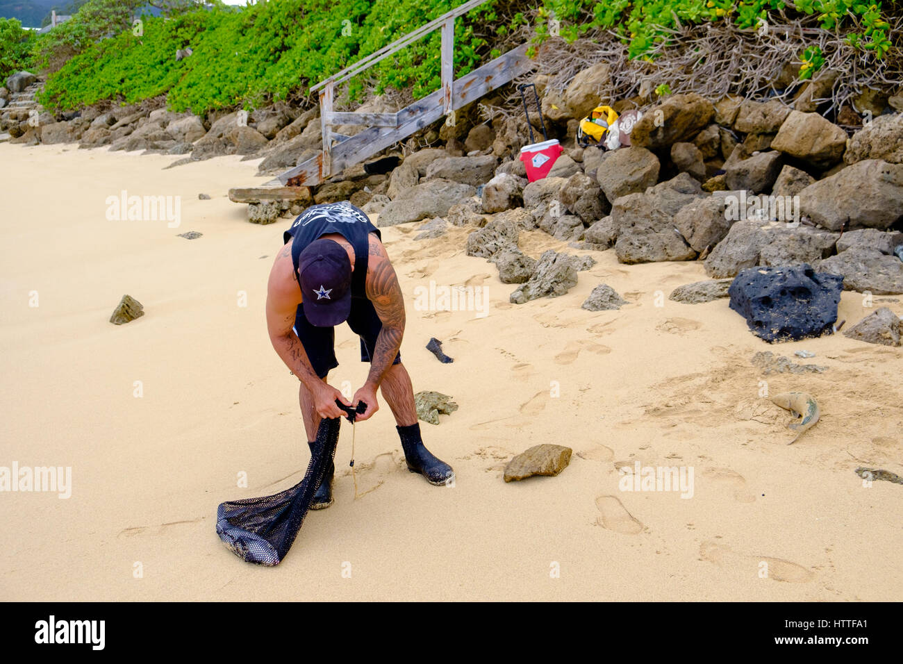 LAIE, HAWAII - Febbraio 24, 2017: pescatore Jameson Humalon compete in acqua salata in un torneo di pesca su Oahu targeting bonefish sul lato sopravento Foto Stock