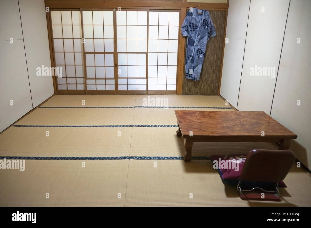 Camera in un ryokan, una tradizionale locanda Giapponese, con tappeto di tatami, tavolo da te' e accappatoio nella Prefettura di Nagano sull'Isola di Honshu, Giappone Foto Stock