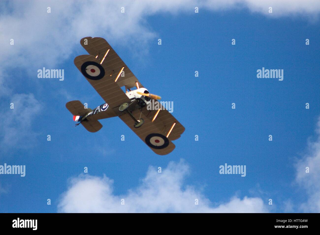 Sopwith 7F.1 Snipe in volo contro il cielo blu all'Airshow di Avalon, Australia, 2017. Foto Stock