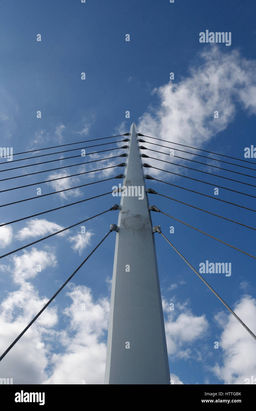 Supporto per ponte di cavi in metallo, Sail Bridge Swansea Wales UK Foto Stock