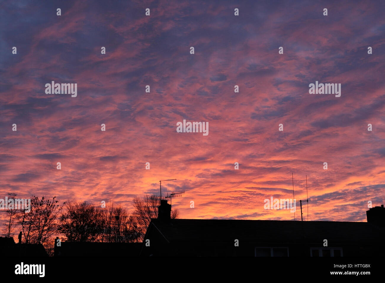 Nuvole rossastre al cielo del tramonto Foto Stock