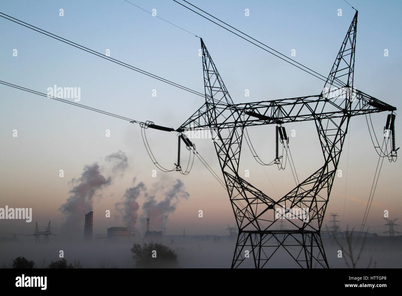 Silhouette di alta tensione elettrica struttura polo Foto Stock